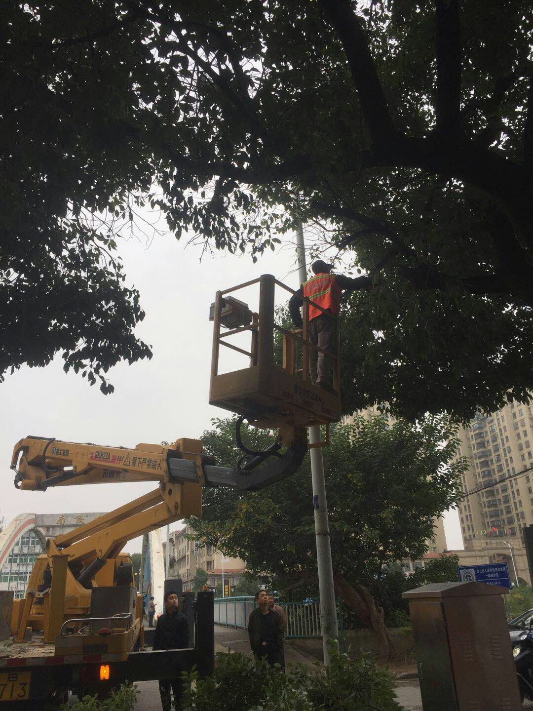 近日，我公司根據(jù)南陵縣市政園林所通知，組織安排人員車(chē)輛協(xié)助市政園林所路燈科修剪陵陽(yáng)路兩側(cè)遮擋路燈照明的樹(shù)枝。此項(xiàng)工作持續(xù)了三天，消除了因路燈光照不足帶來(lái)的夜間通行安全隱患問(wèn)題，受到沿線居民一致好評(píng)。